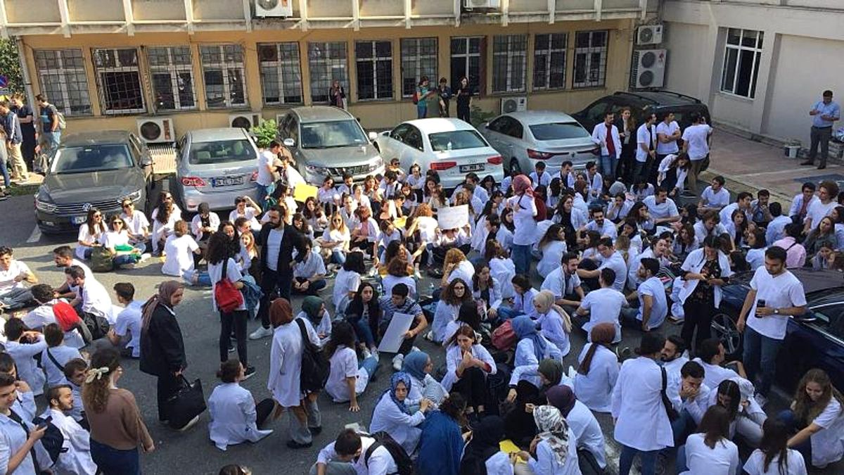 Deprem sonrası İstanbul Üniversitesi\'nde öğrenciler oturma eyleminde: Tabutta ders istemiyoruz