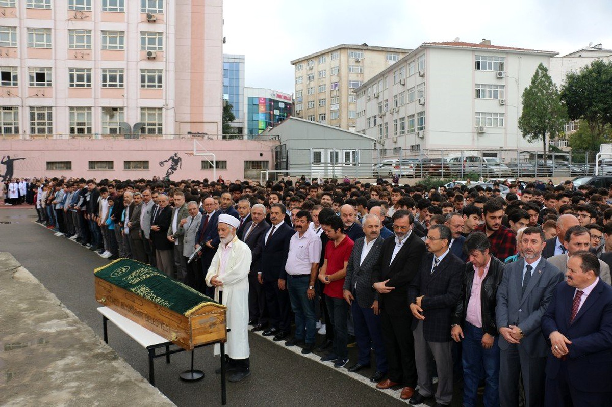 Depremde kalp krizi geçirerek ölen öğretmen okulundan son yolculuğuna uğurlandı