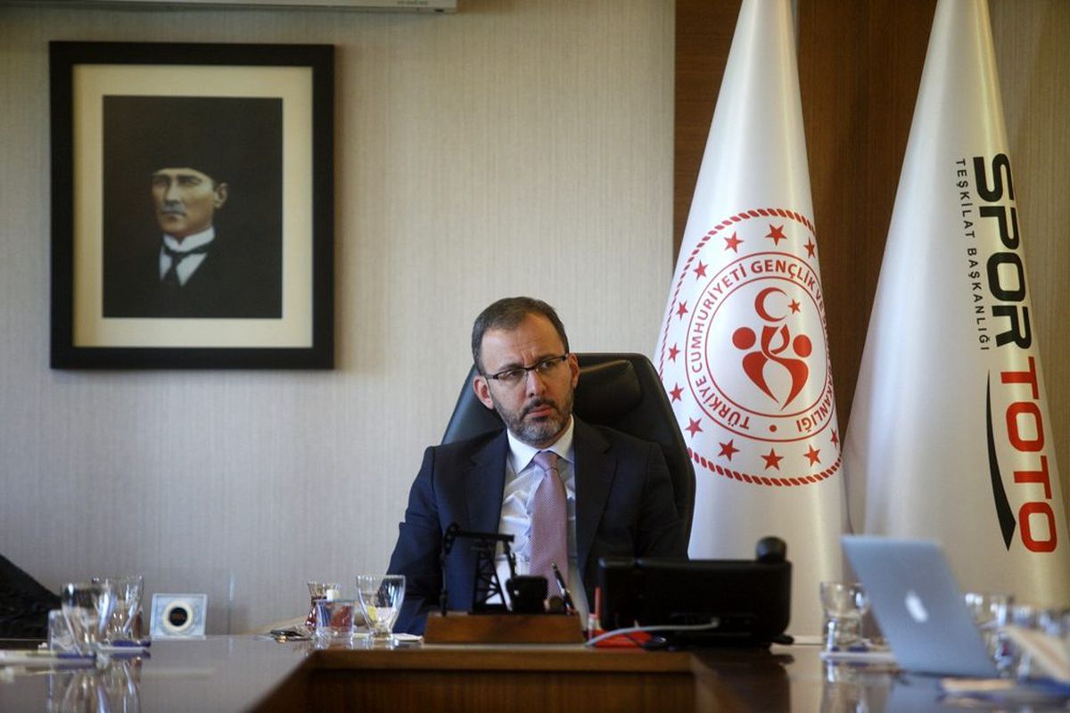 Derbi öncesinde Bakan Kasapoğlu\'ndan dostluk mesajı