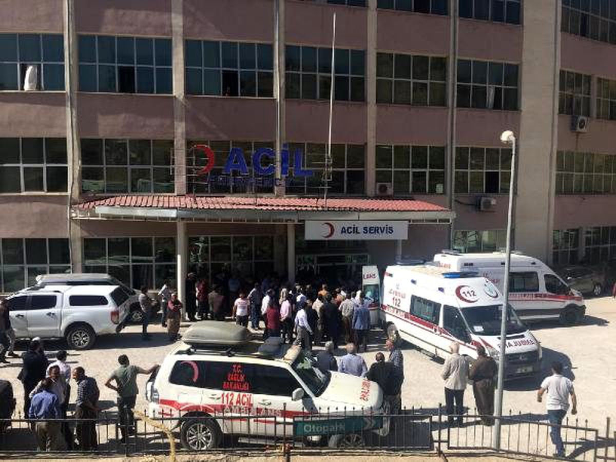 Derecik\'te öğrenci servisi şarampole yuvarlandı: 5\'i öğrenci 6 yaralı