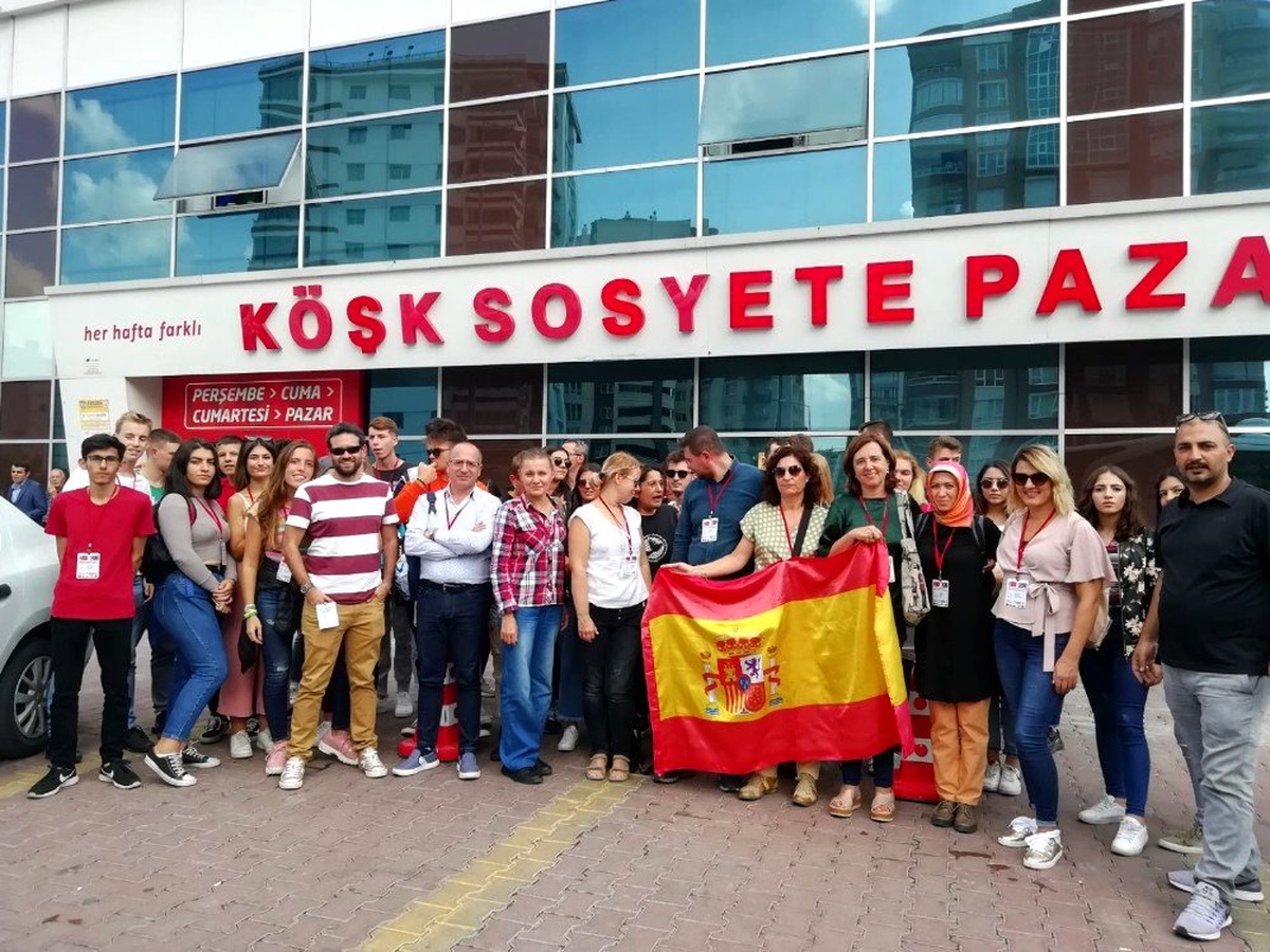 Dünyanın dört bir yanı Köşk Sosyete Pazarı\'nda