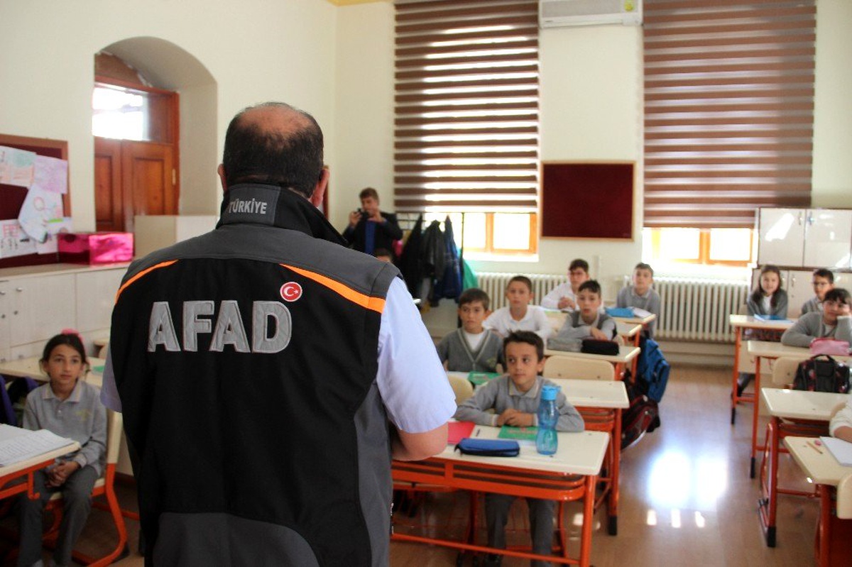 Erzurumlu minikler afet çantası hazırlamayı öğrendi