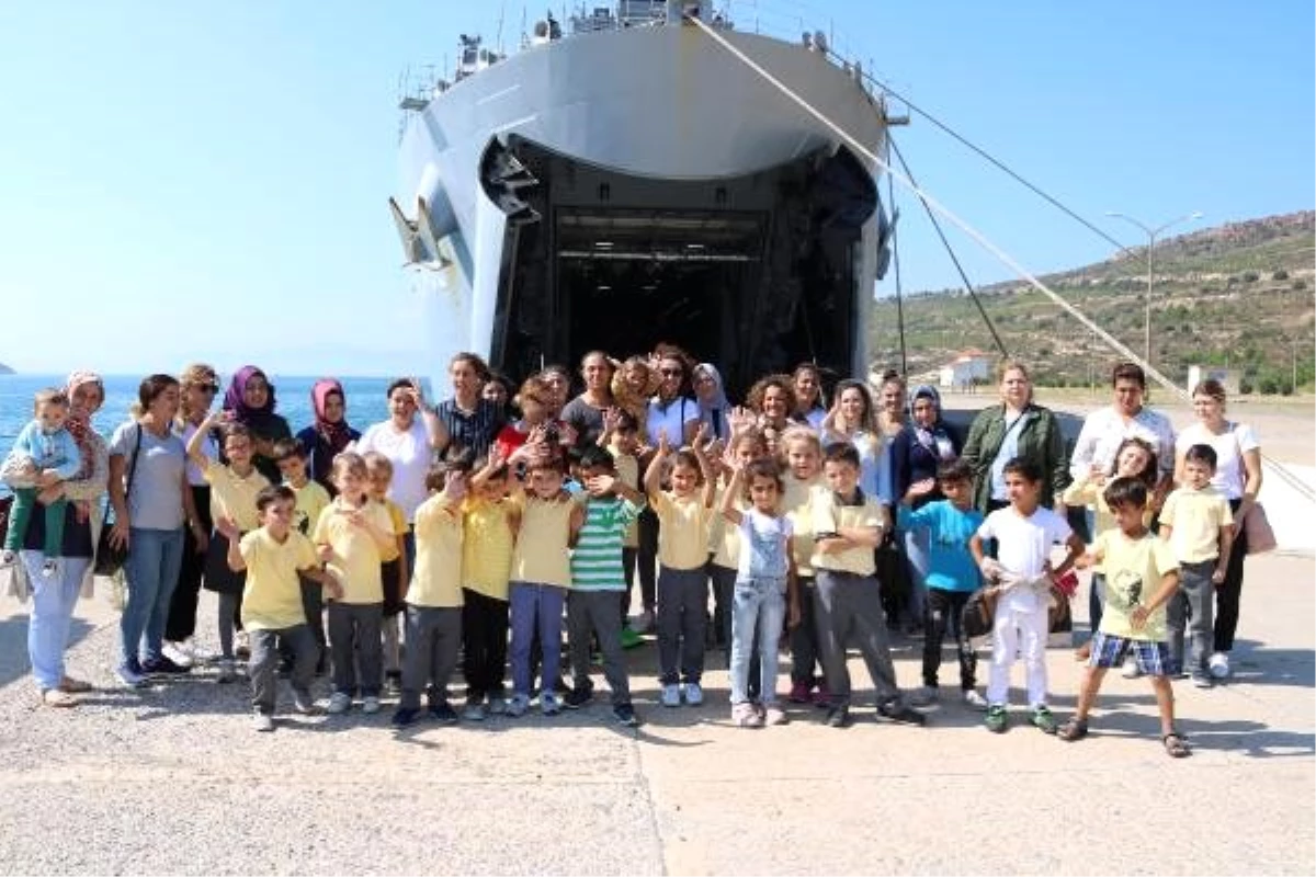 Foça\'da deniz kuvvetleri günü\'nde savaş gemileri ziyarete açıldı