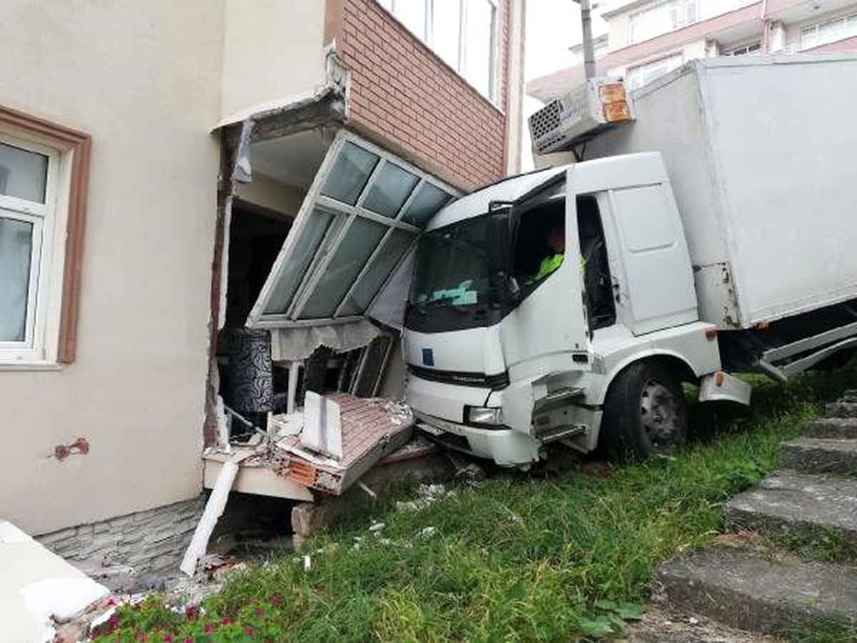 Freni boşalan kamyon evin içine girdi
