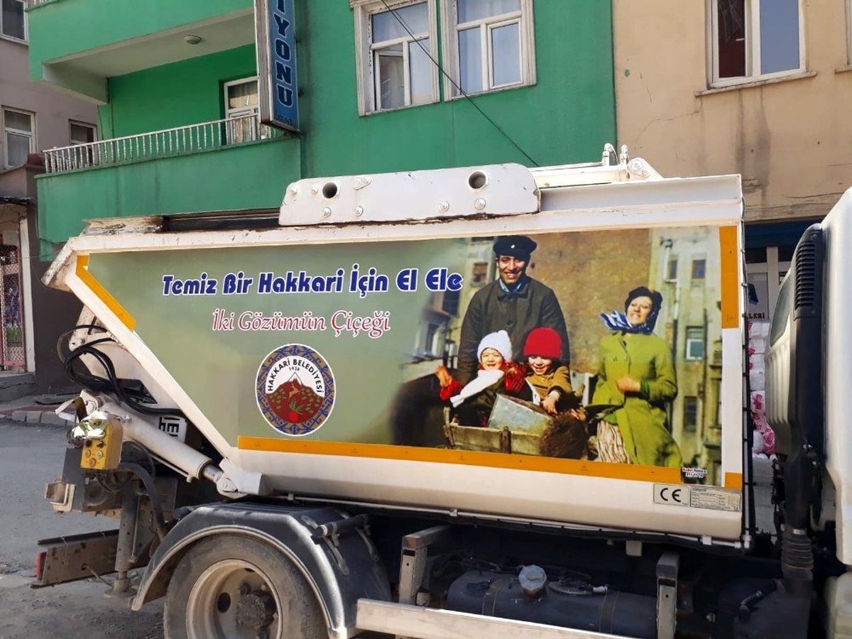 Hakkari\'de Kemal Sunal\'ın posterleriyle çevre mesajı
