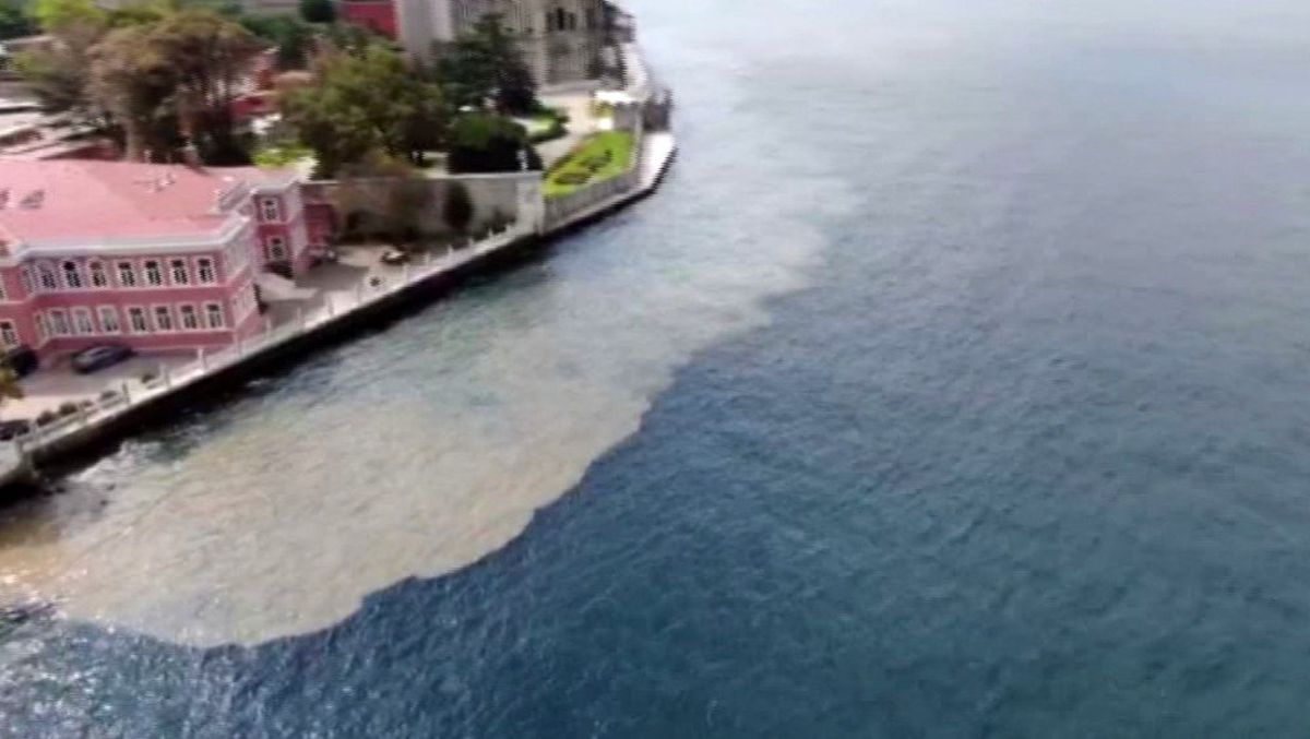 İstanbul Boğazı\'nda dikkat çeken görüntü