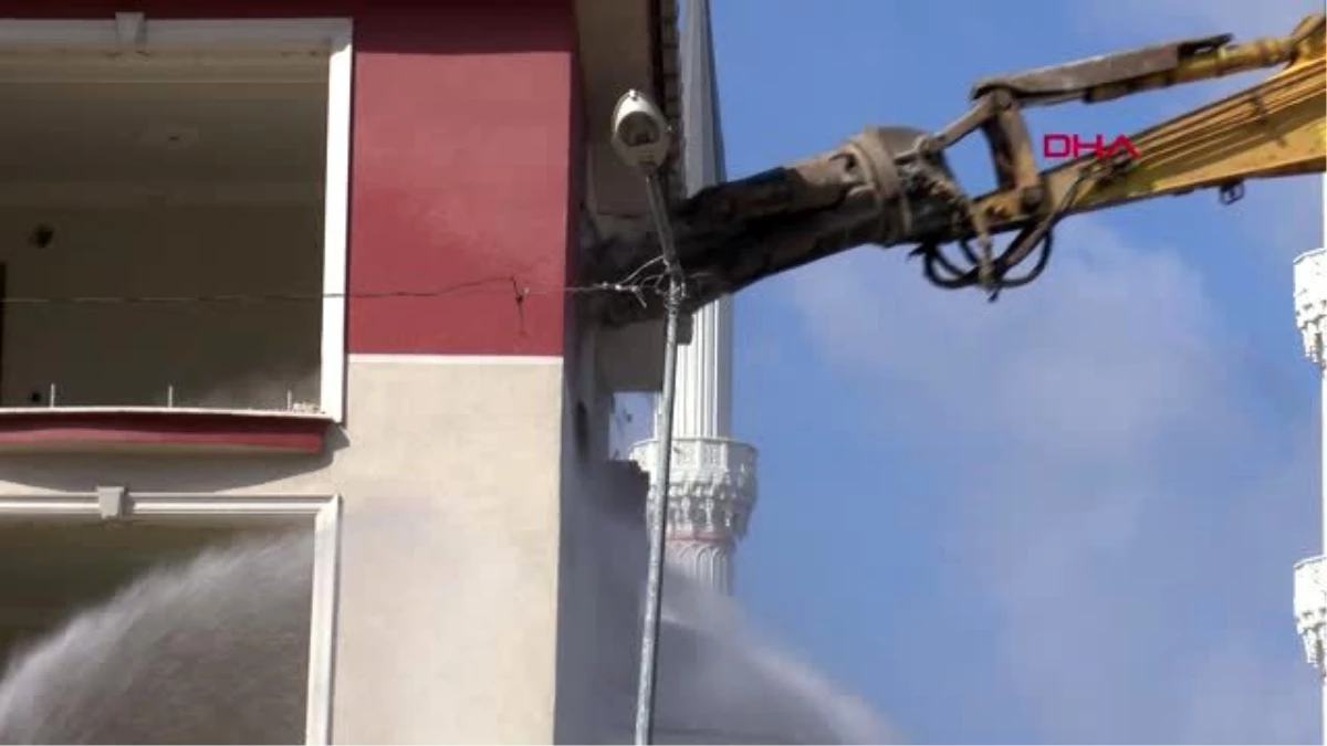 İstanbul-kağıthane\'de riskli bina ekipler tarafından yıkıldı