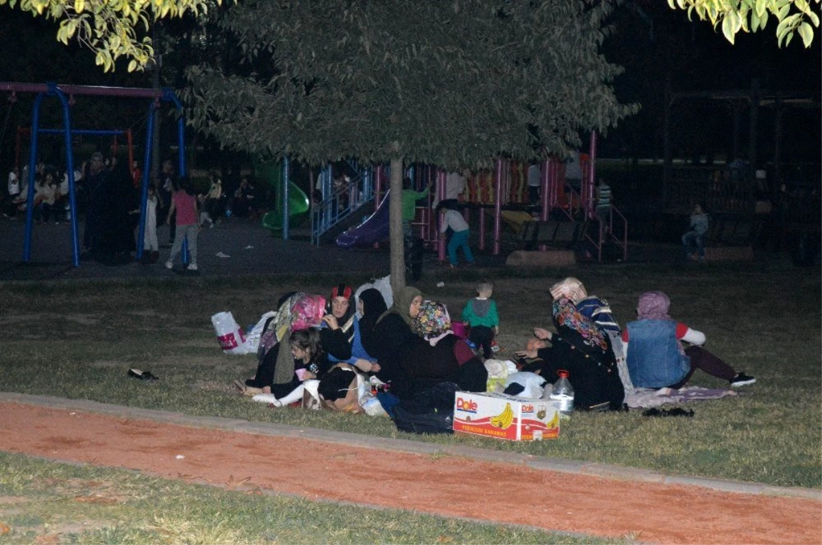 İstanbullular geceyi parklarda geçiriyor