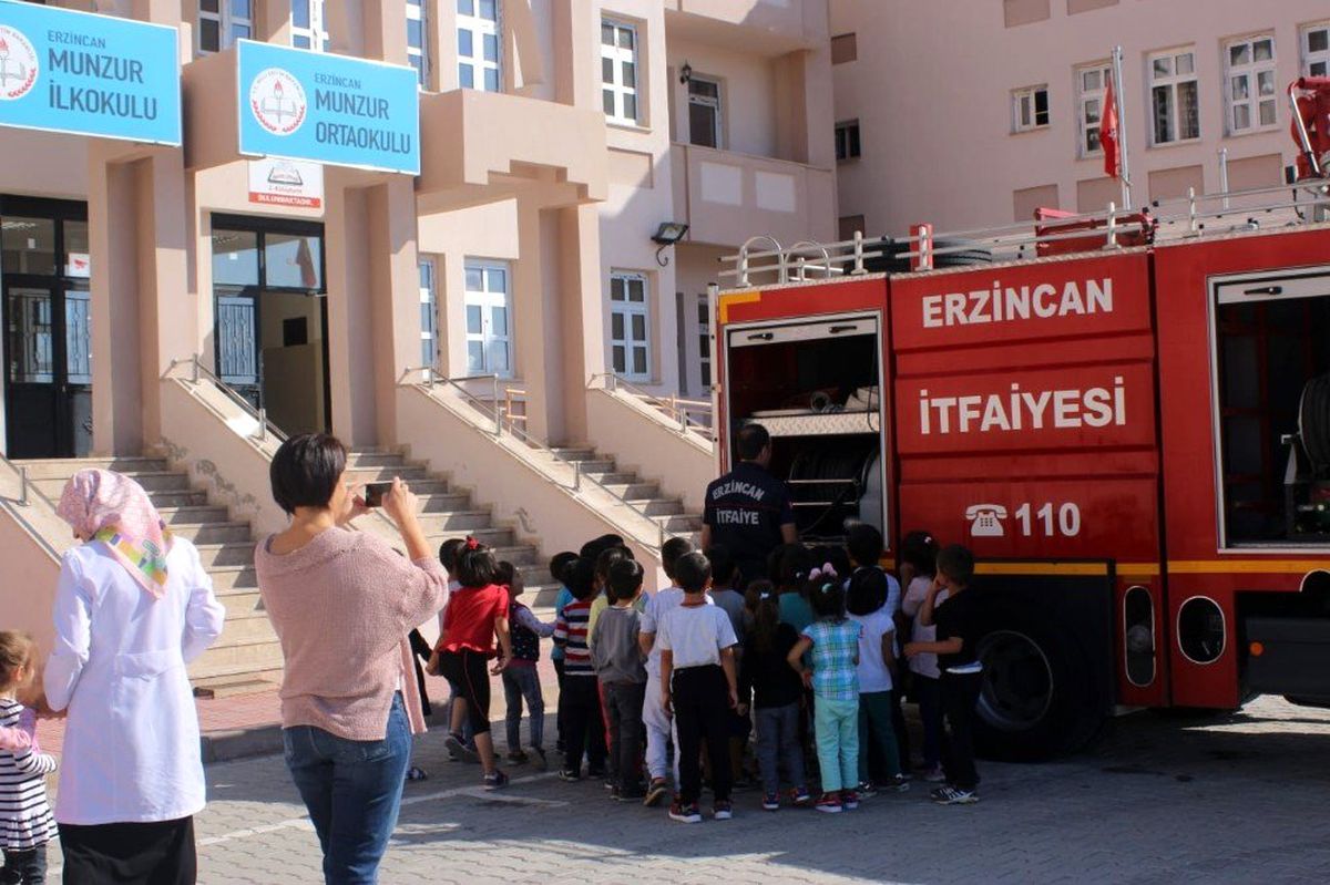 İtfaiye ekipleri minik öğrencileri deprem konusunda bilgilendirdi