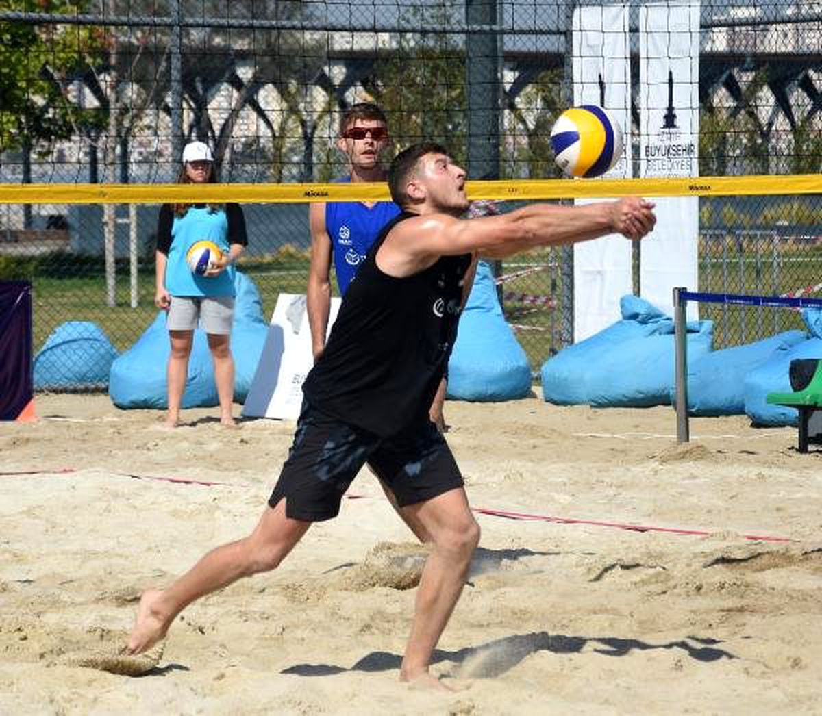 İzmir\'de plaj voleybolu heyecanı başladı