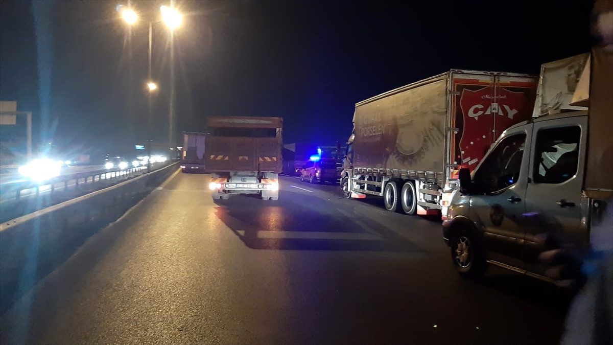 Kamyon devrildi, Anadolu Otoyolu trafiğe kapandı