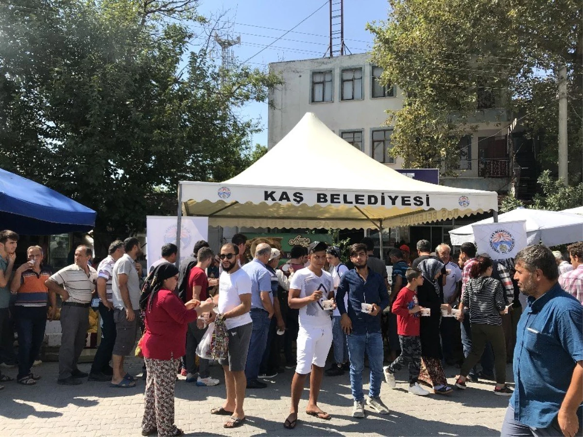 Kaş Belediyesi\'nden Kınık\'ta Aşure İkramı