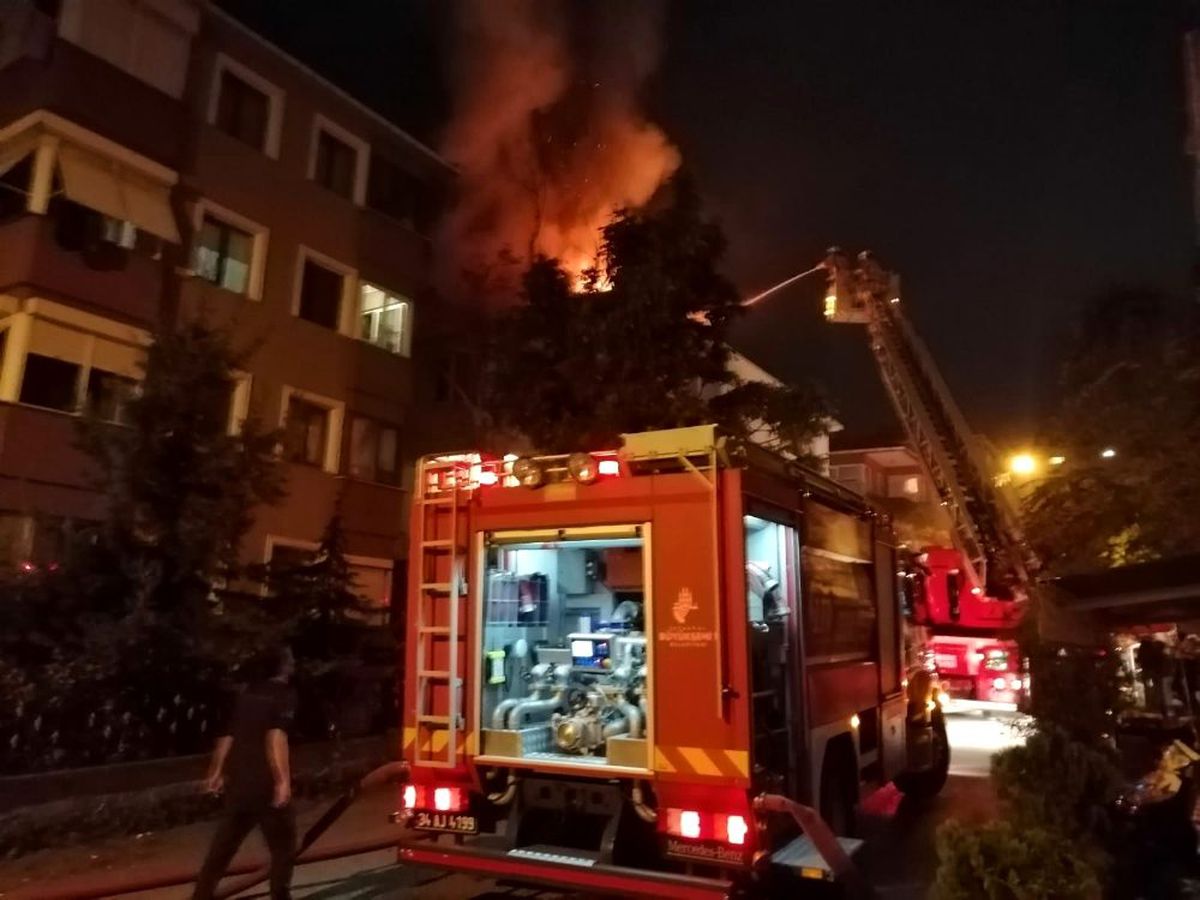 Maltepe\'de çatı yangını korkuttu