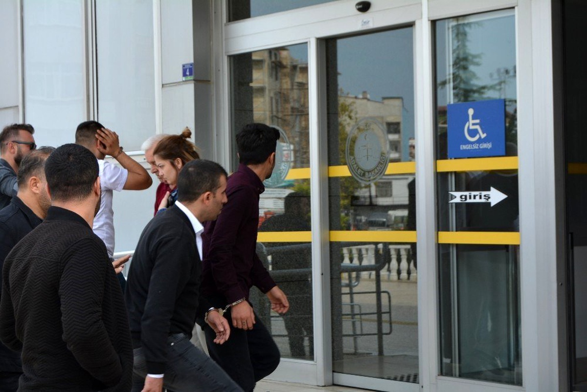 Marketlerden sigara hırsızlığı zanlısı 3 kişi yakalandı
