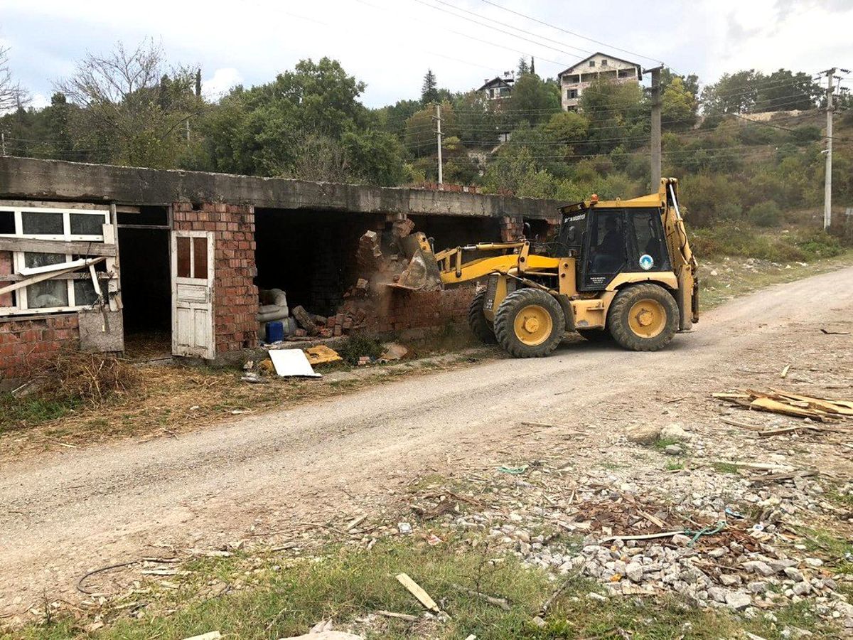 Metruk bina yıkıldı