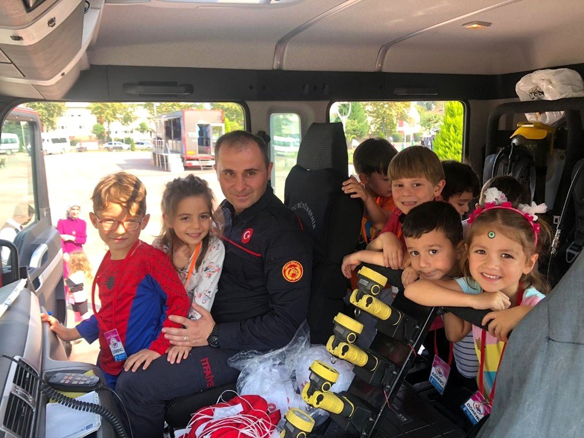 Minik öğrencilerden itfaiye ekiplerine ziyaret