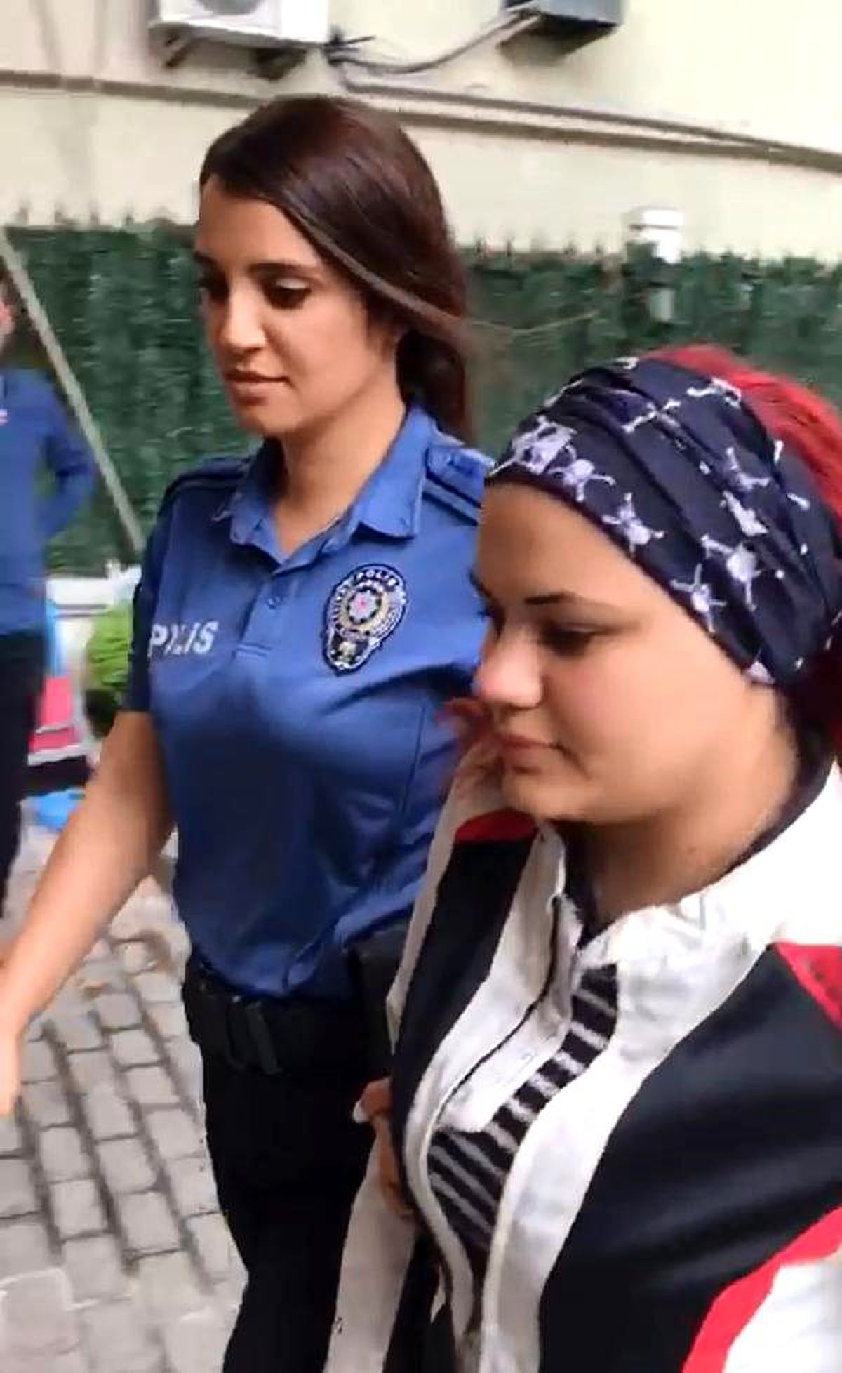 Motosiklet üzerinde dans eden kadın maganda yakalandı