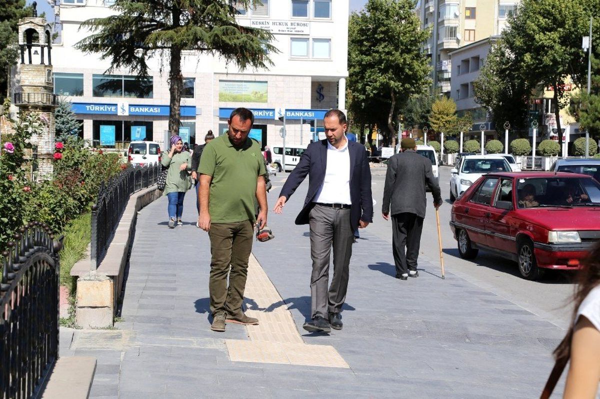 Niğde\'de Görme Engelliler İçin Kaldırımlar Yenilendi