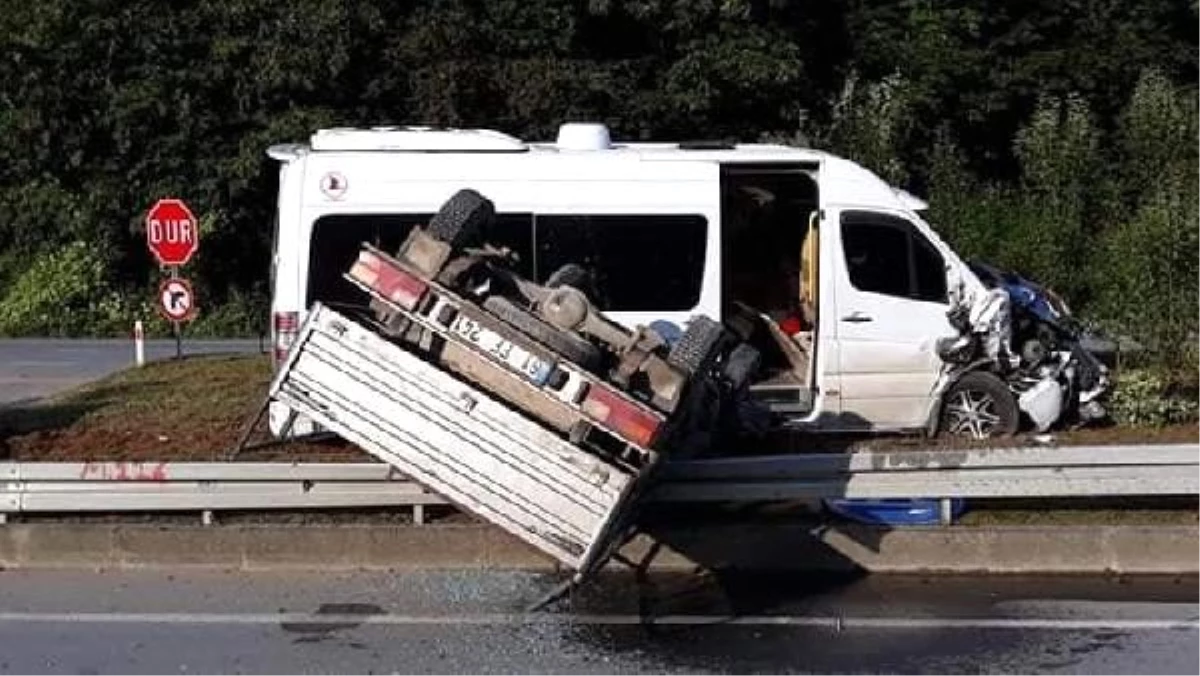 Of\'ta öğrenci servisi ile kamyonet çarpıştı: 2 yaralı