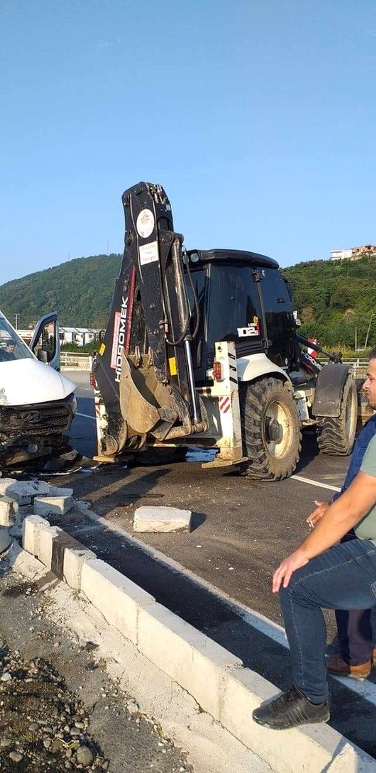 Öğrenci servisi ile iş makinesi çarpıştı: 7 yaralı