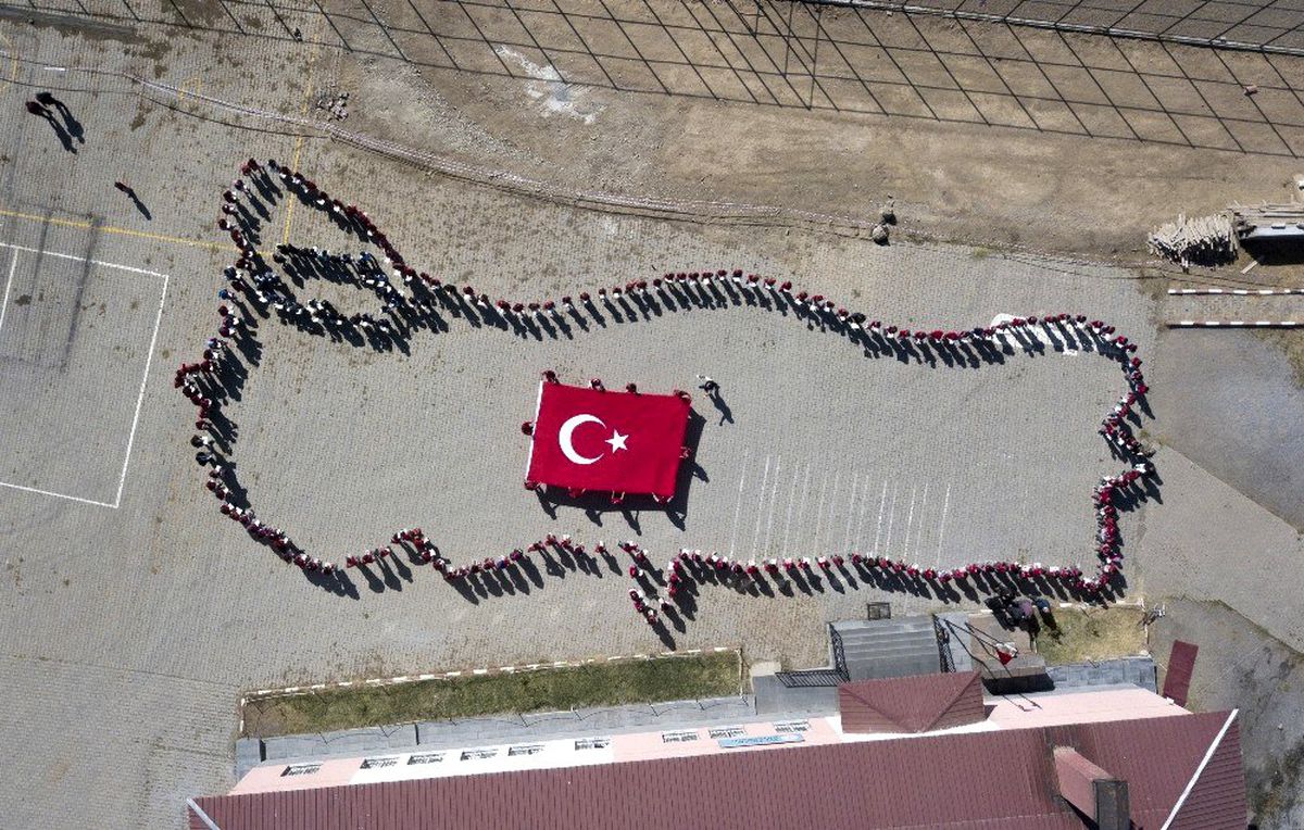 Öğrencilerden Türkiye haritası koreografisi