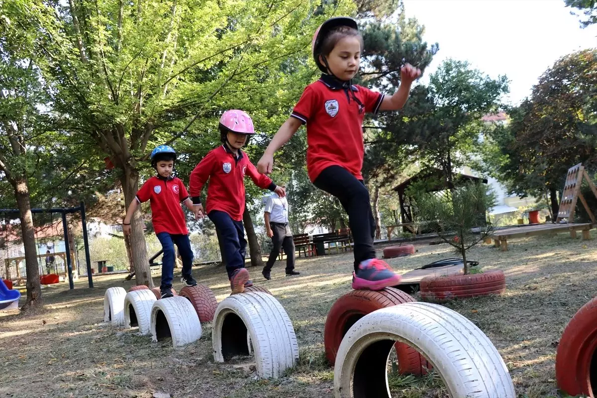 Okul bahçesini "macera park"a çevirdiler