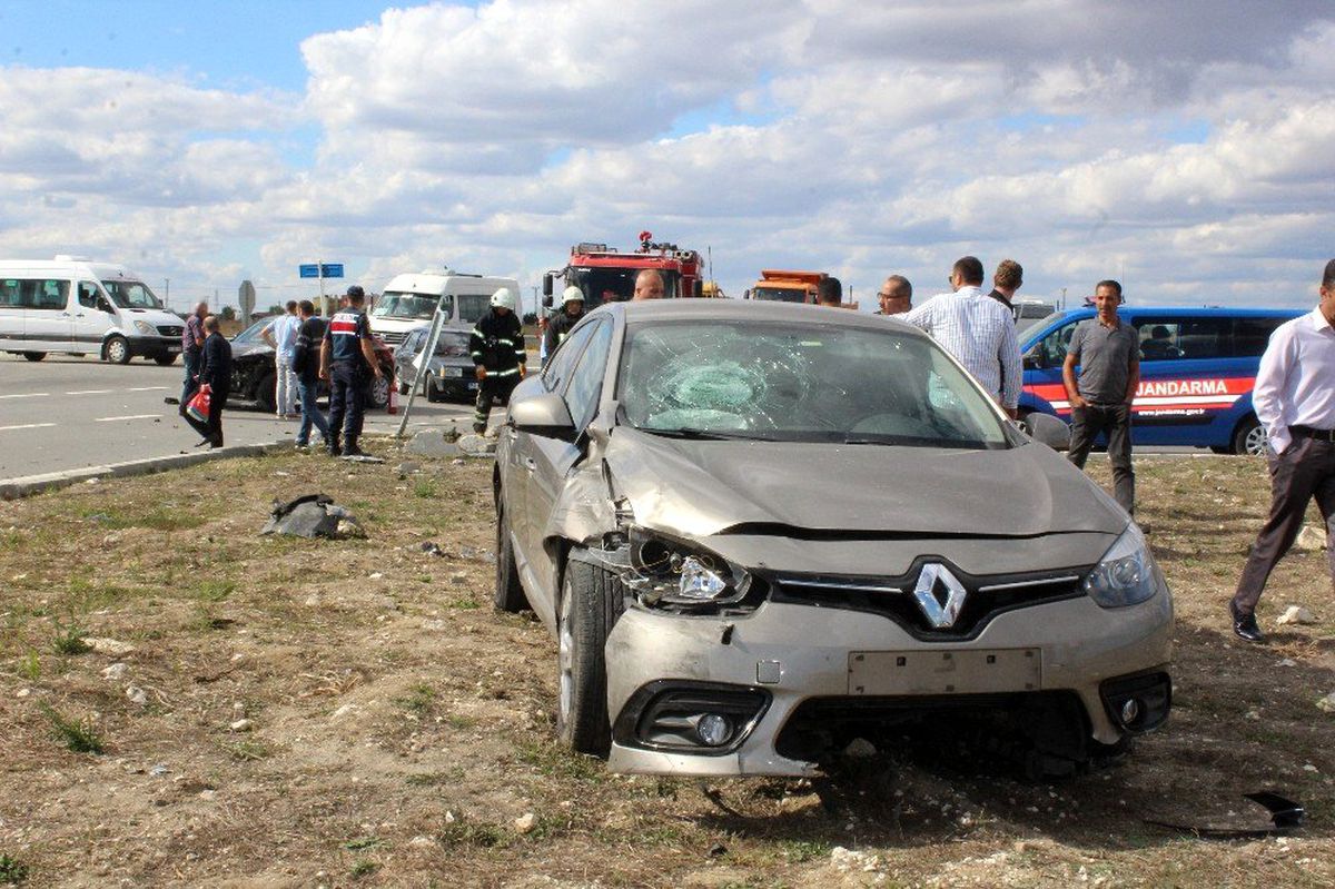 Otomobiller çarpıştı: 1 yaralı