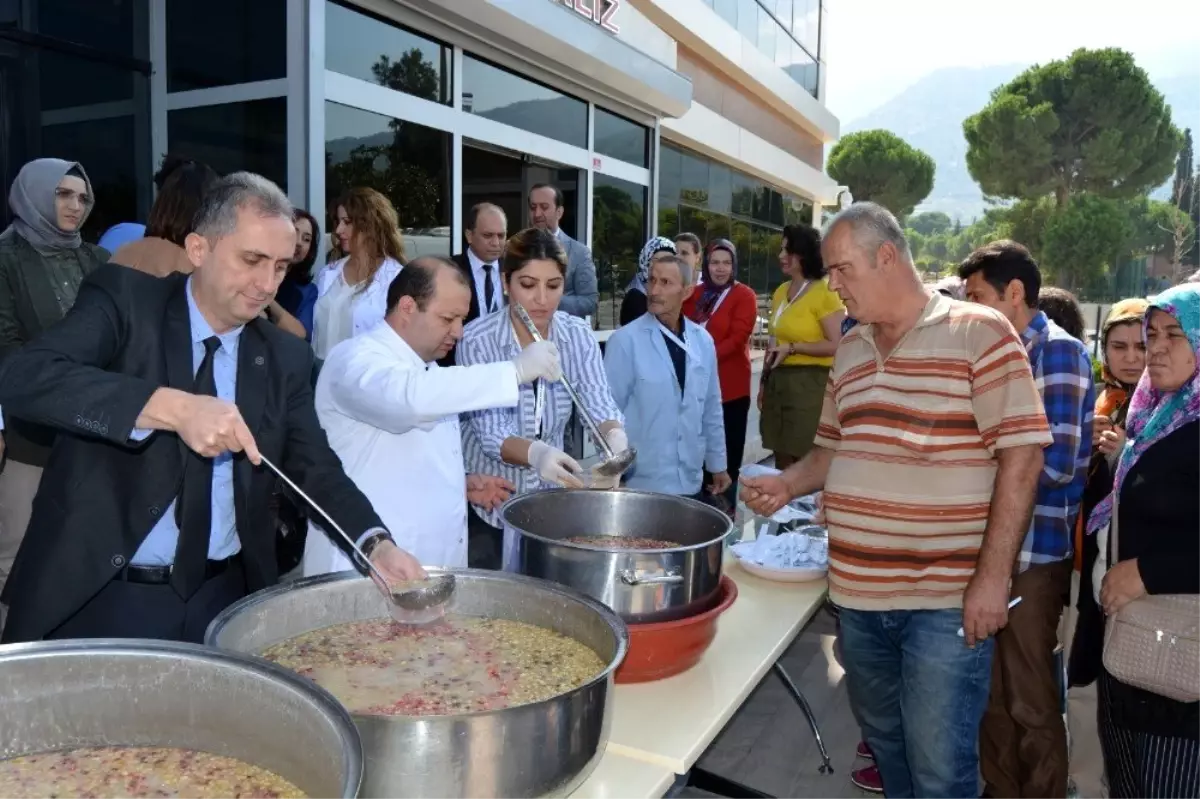 Sağlık çalışanlarından aşure hayrı