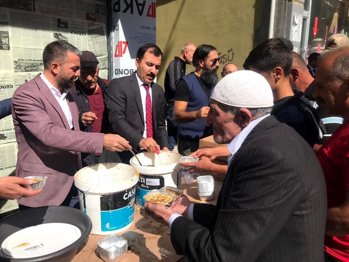 Sarıkamış esnafından aşure ikramı