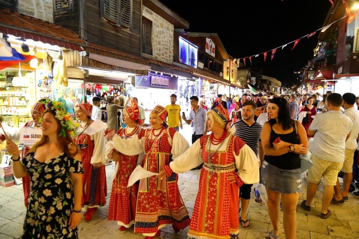 Side\'de şenlik "Halk Dansları Festivali" ile devam ediyor