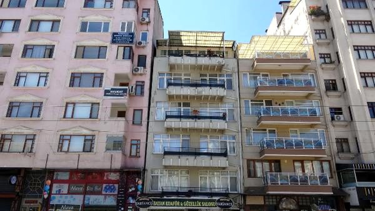 Silivri merkezli deprem, izmit\'te iki apartmanı yerinden oynattı