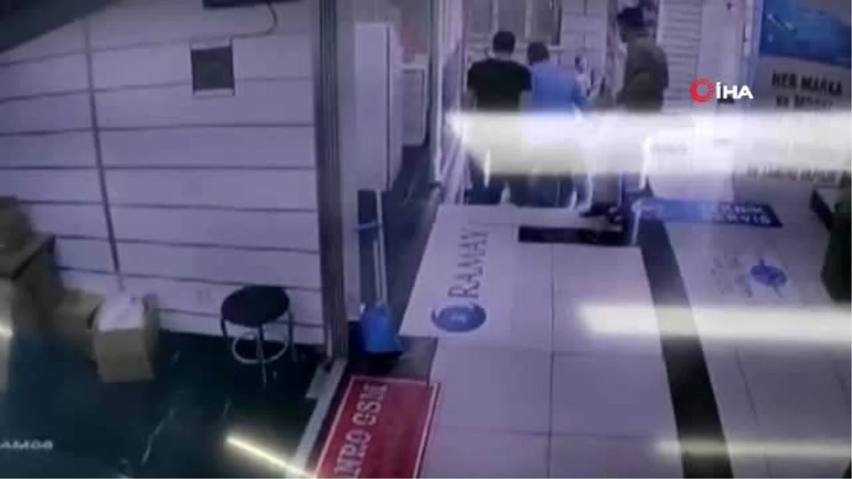 Sirkeci\'de vatandaşların depremden kaçış anı kamerada