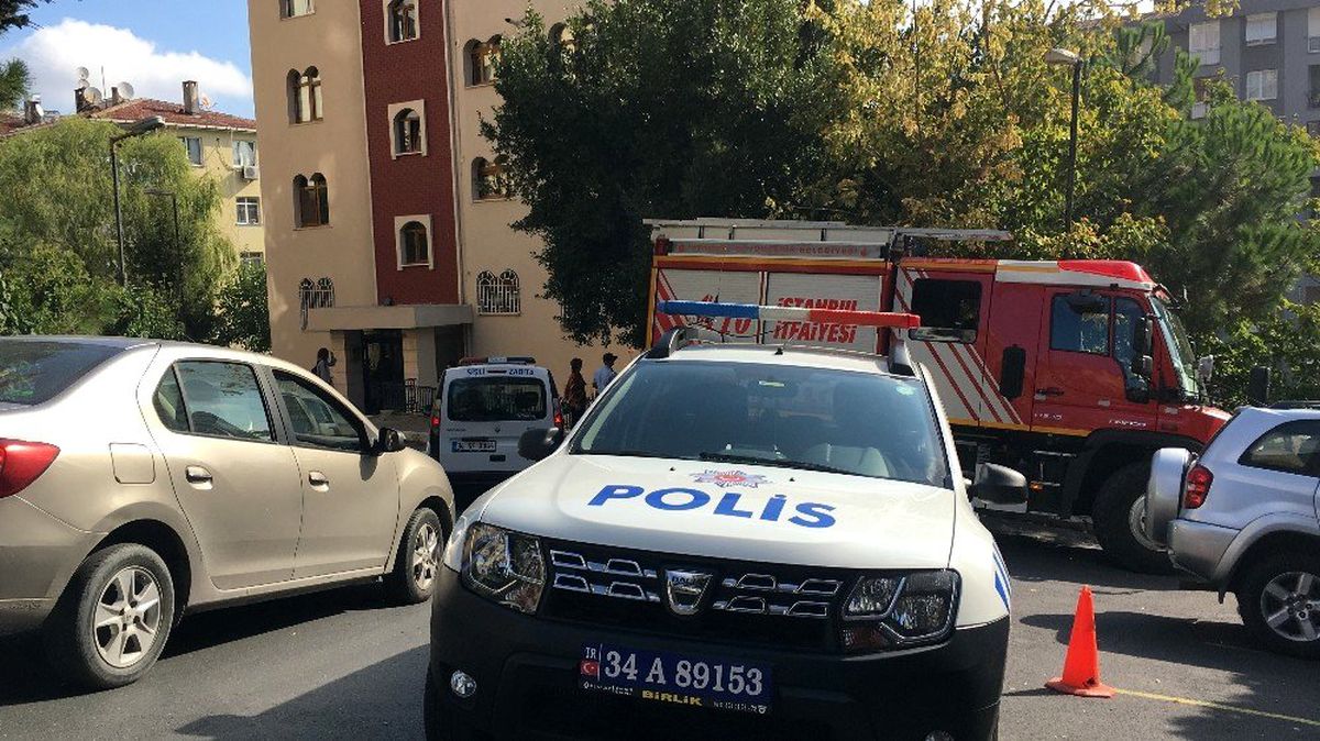 Şişli\'de 5 katlı binanın balkonu artçı depremle yıkıldı