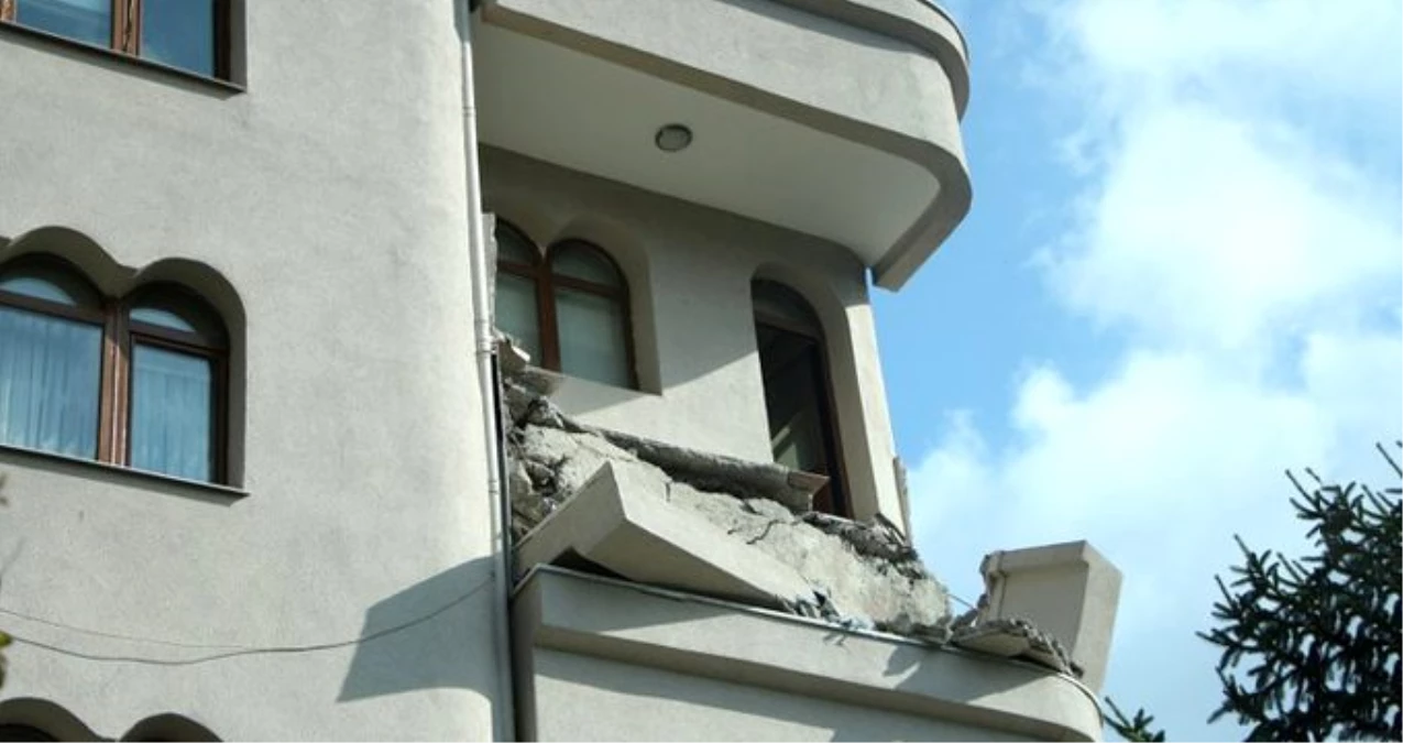 Şişli\'de 5 katlı bir binanın 4\'üncü katında bulunan balkon çöktü