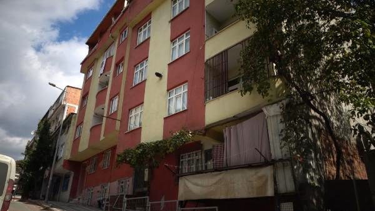 Sultangazi\'de çatlaklar oluşan 6 katlı bina mühürlendi