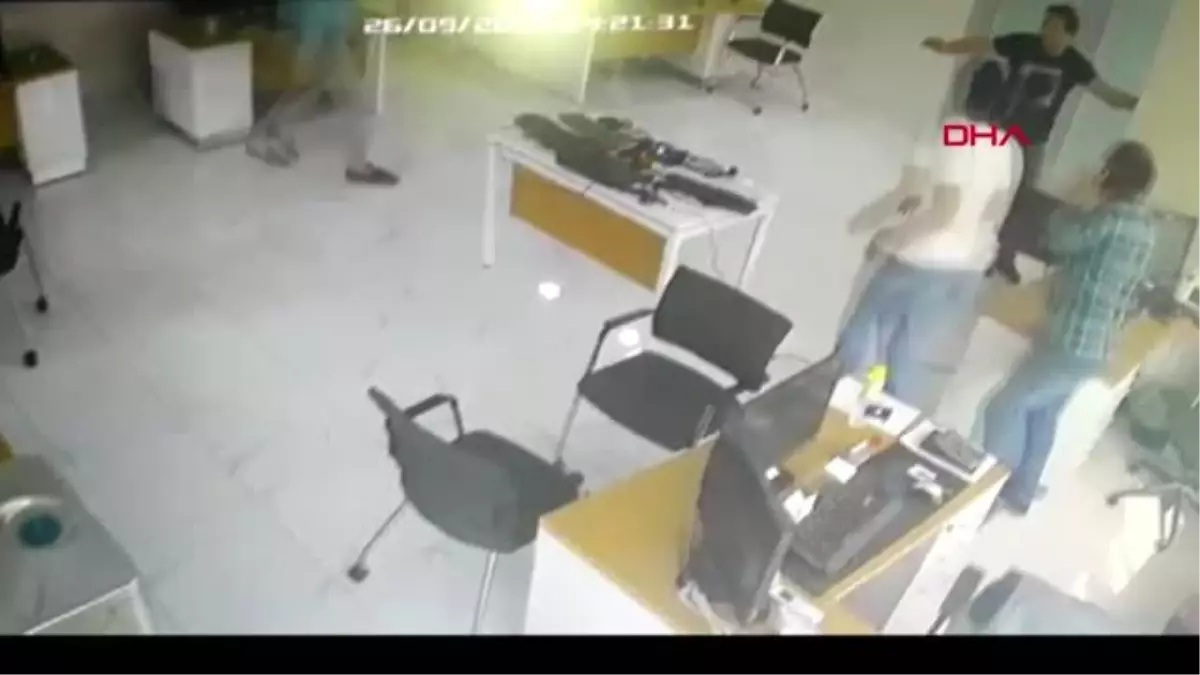 Sultangazi\'de deprem sırasında kolonları tuttular