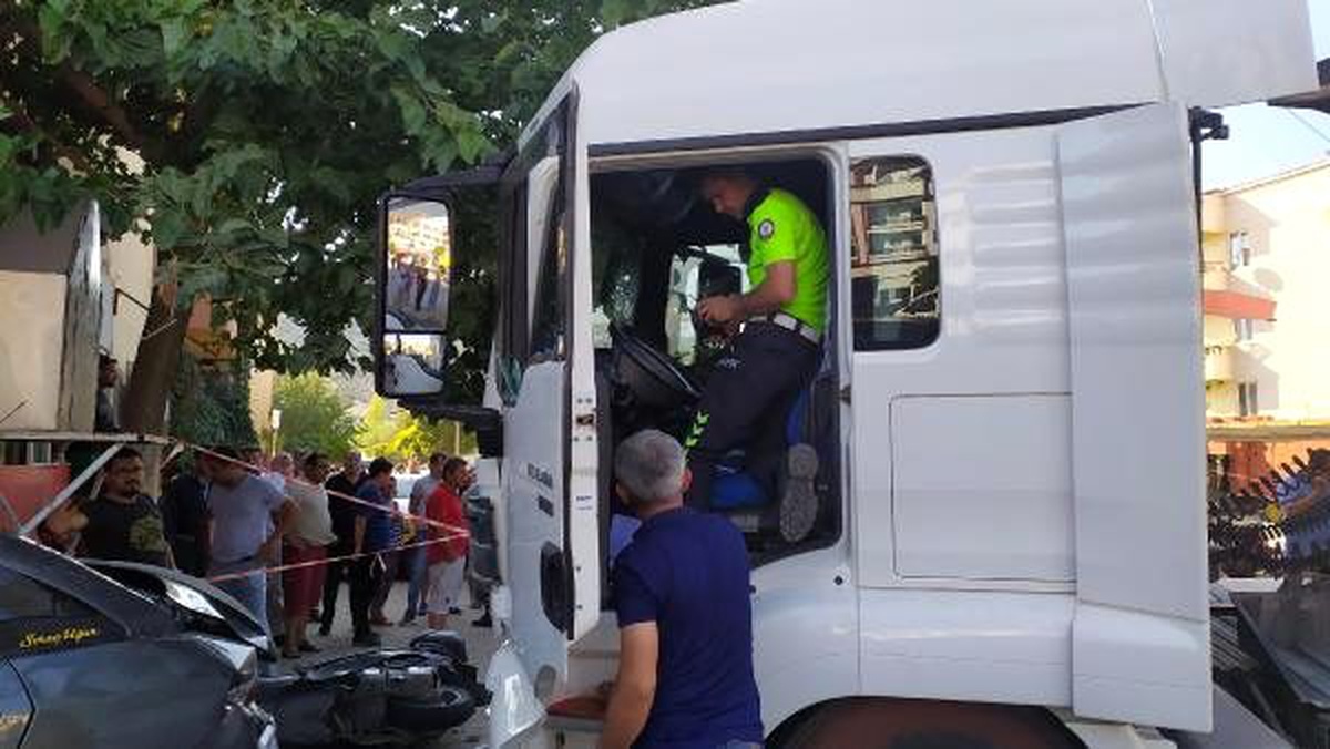 Sürücü kalp krizi geçirdi, hafriyat kamyonu durağa daldı: 2 ölü