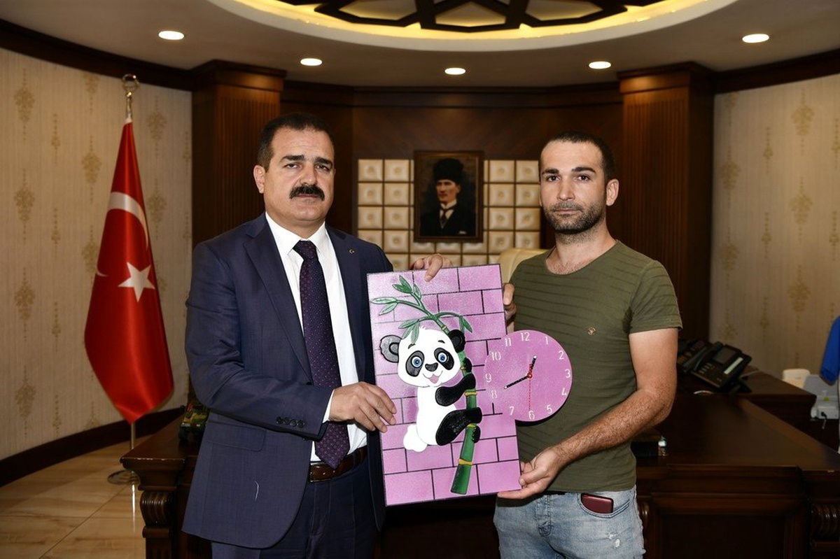 Süs eşyası tasarımcısından Vali Akbıyık\'a ziyaret
