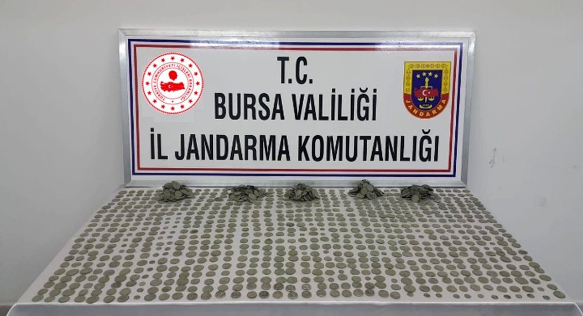 Tarihi sikkeleri satamadan yakalandılar