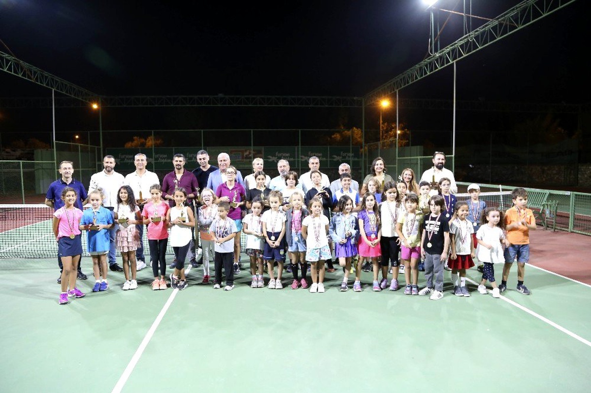 Tenis turnuvasında şampiyonlar kupalarına kavuştu