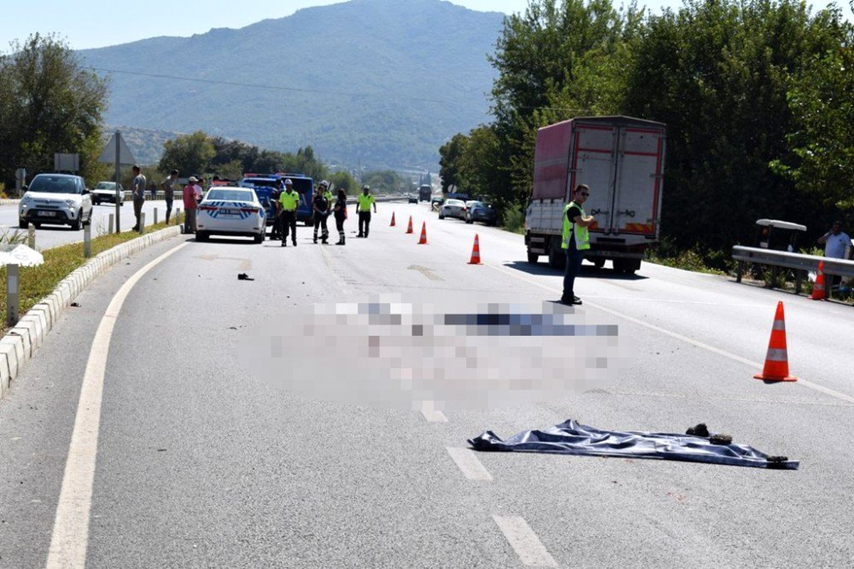 Tır, motosiklete çarptı: 1 ölü