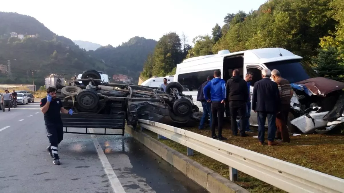 Trabzon\'da öğrenci servisi pikap ile çarpıştı: 2 yaralı