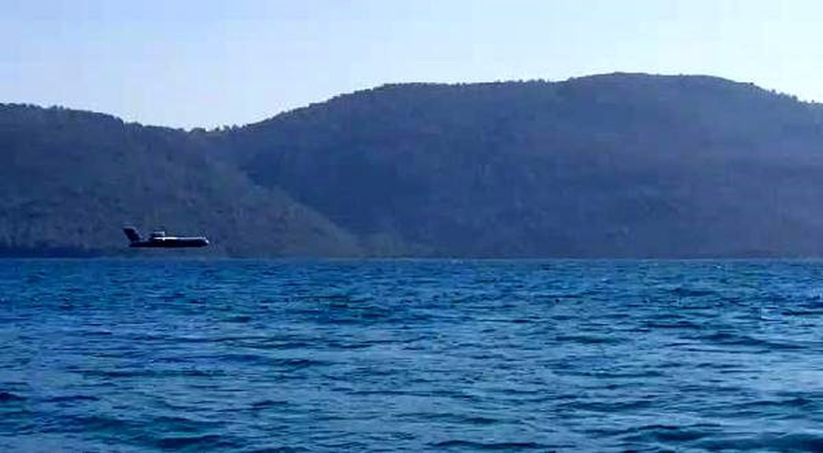 Turistlerin arasında denize indi