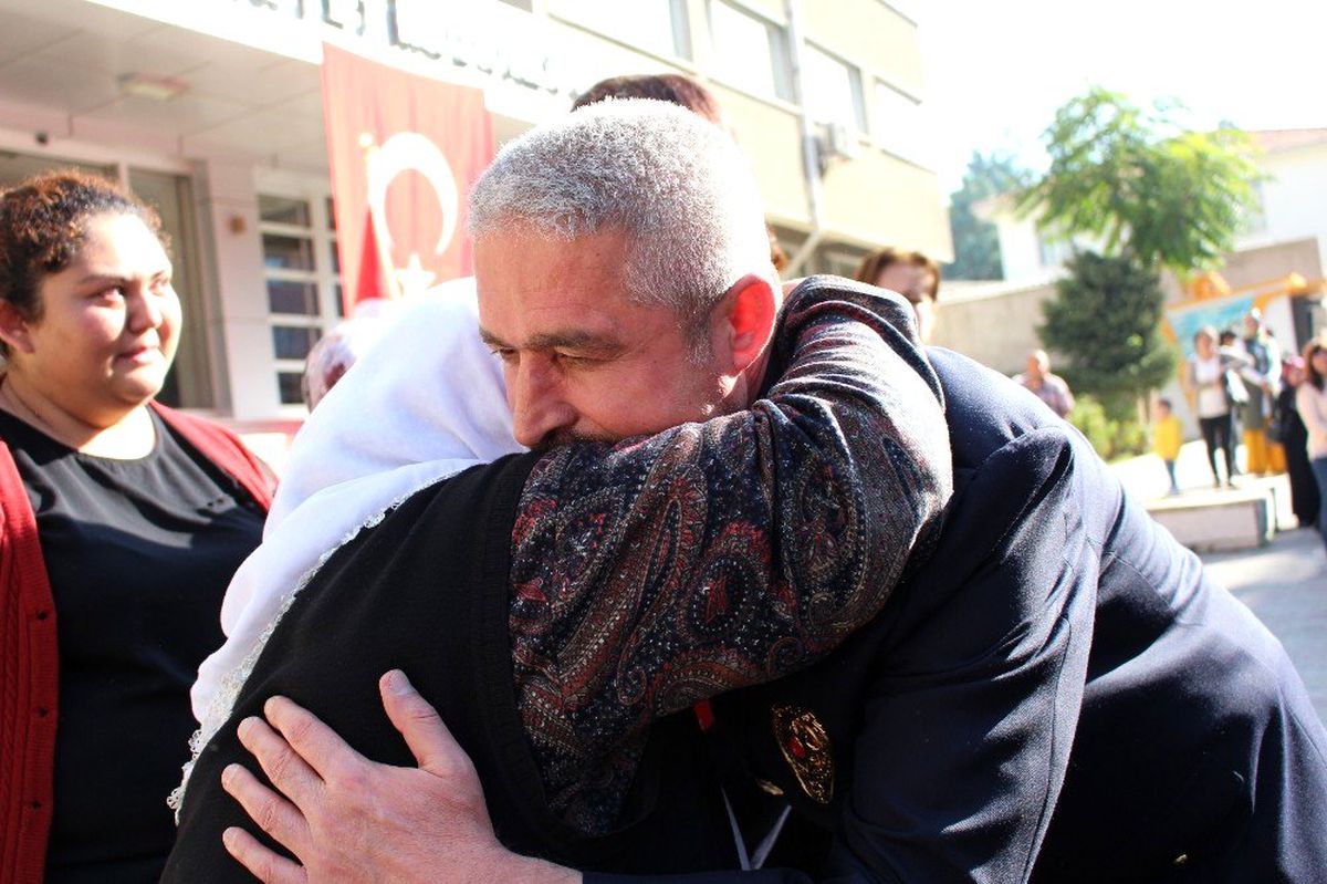 Uşak İl Emniyet Müdürlüğü\'ndeki uğurlama töreninde duygusal anlar yaşandı