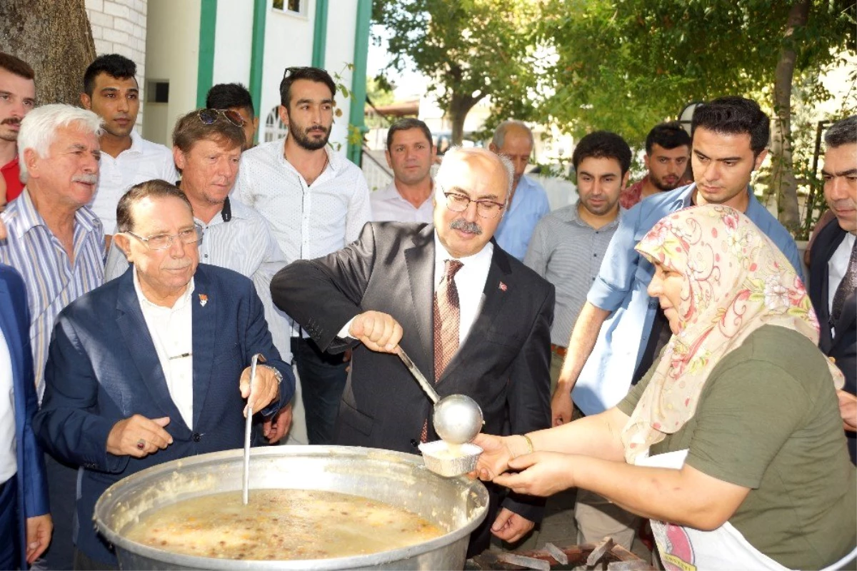 Vali Köşger, Kemer Mahallesi\'ndeki aşure hayrına katıldı