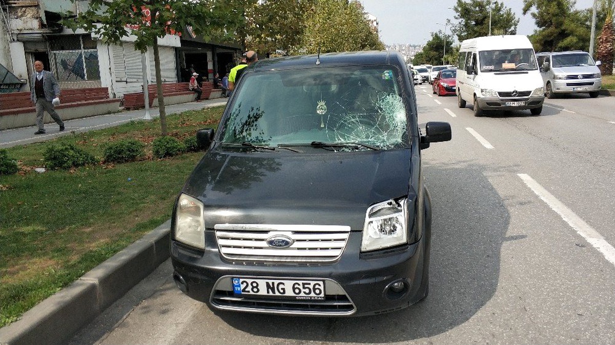 Yolun karşısına geçmek isteyen iki kardeş ölümden döndü