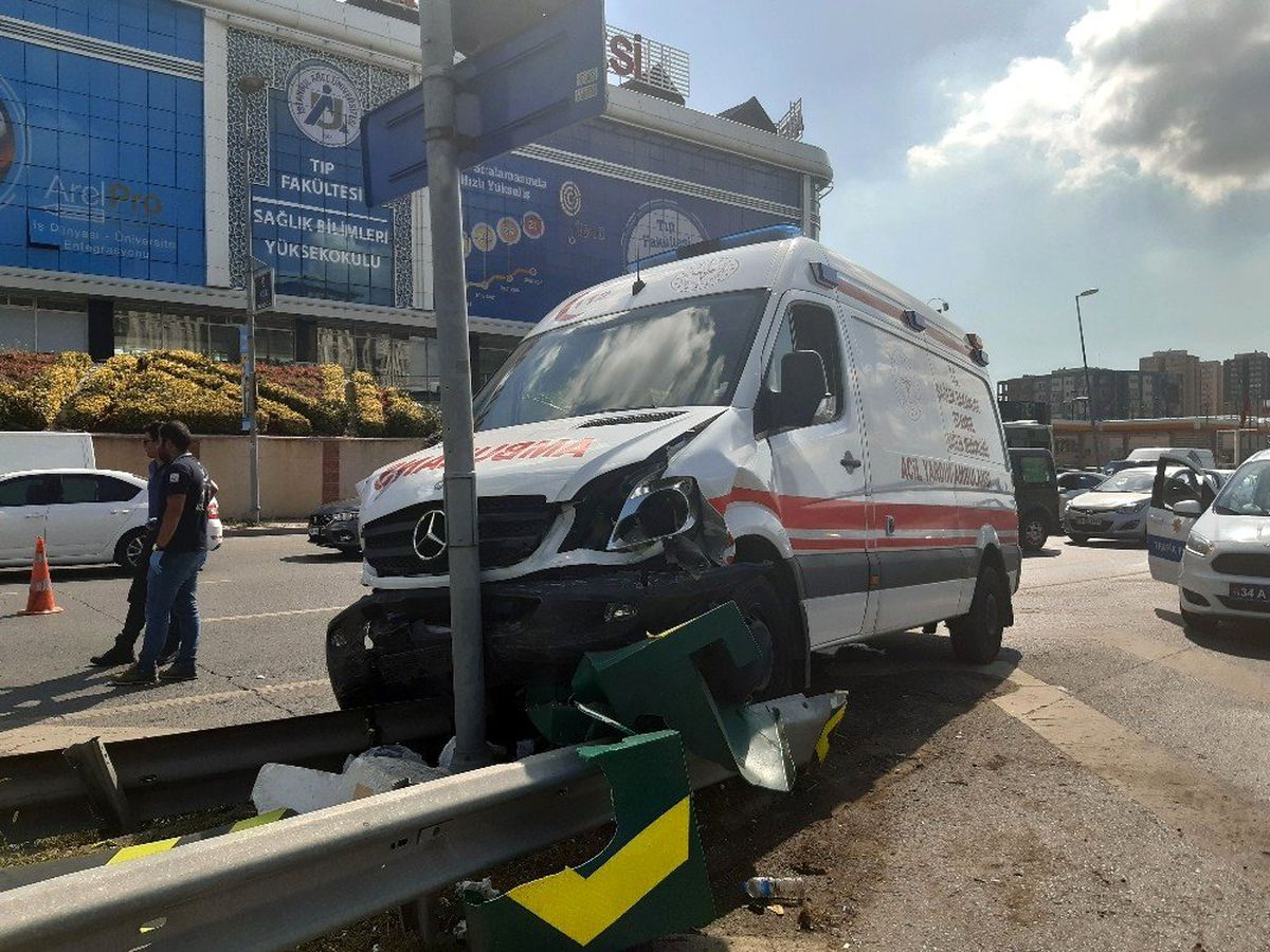 Ambulans ile otomobil çarpıştı: 2 yaralı