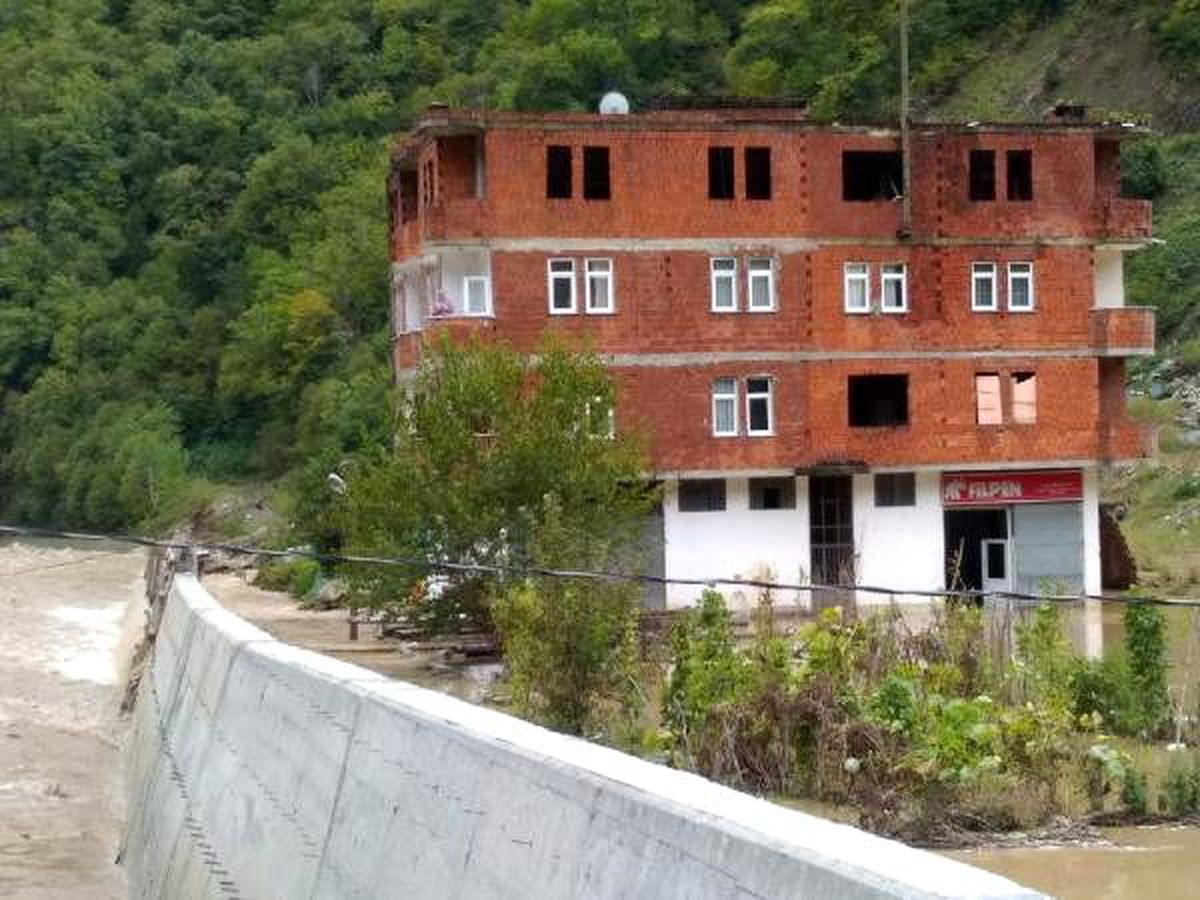Artvin\'de sel; dereler taştı, yollar kapandı (3)