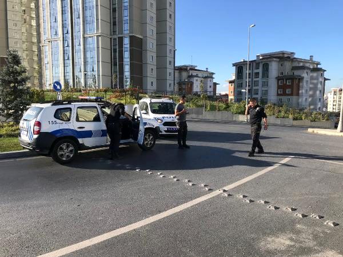 Avcılar\'da polisten kaçan araç lastiklerine ateş açılarak durduruldu