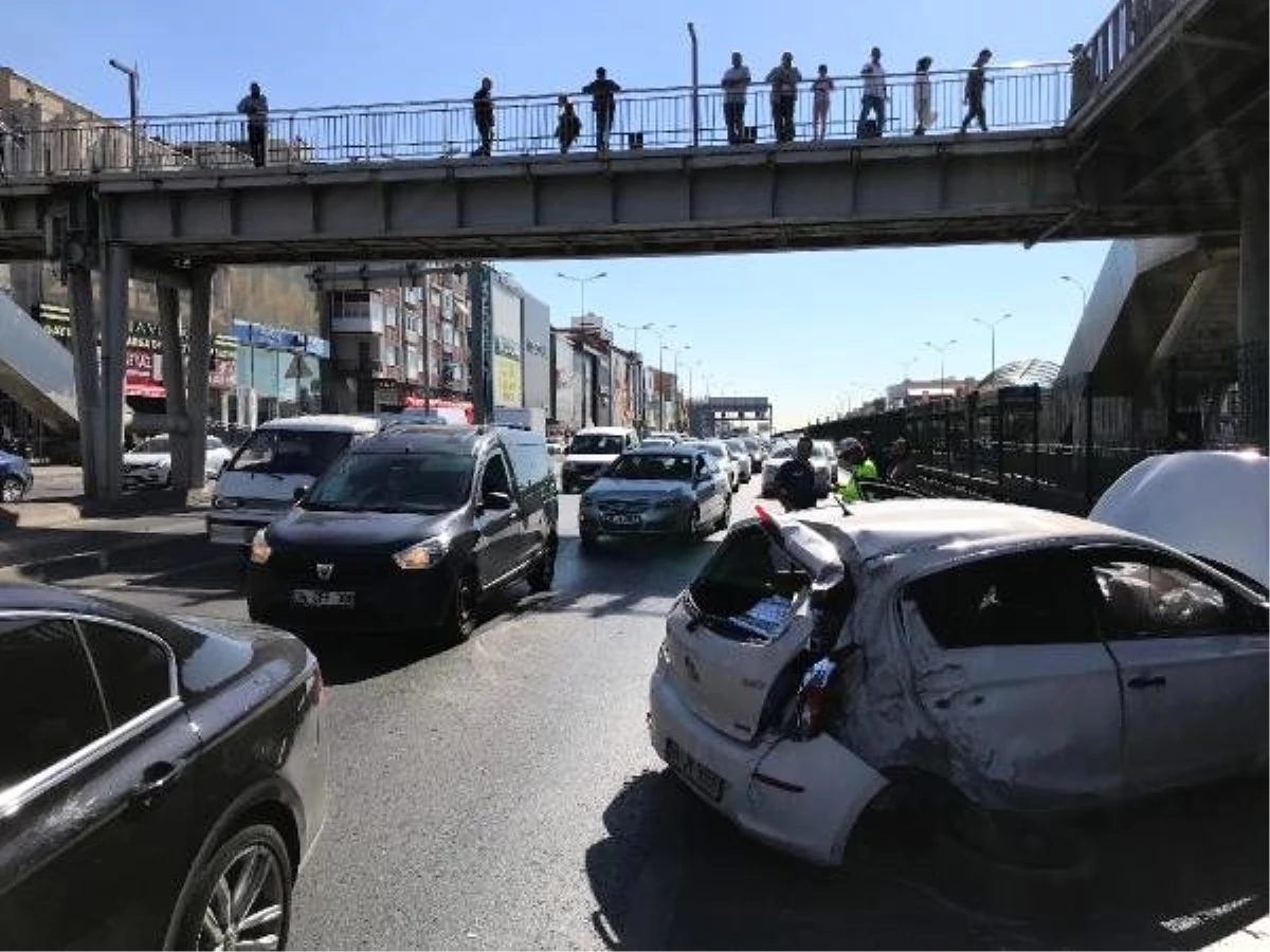 Avcılar\'da yol ayrımındaki kaldırıma çarpan otomobil yola savruldu